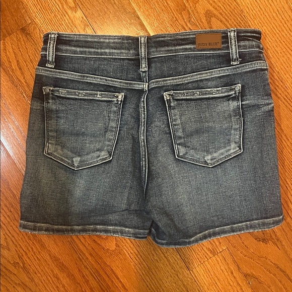 Judy Blue Distressed Shorts
Size Medium - Picture 5 of 7